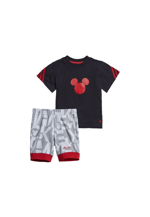 Koszulka + spodenki komplet dziecięcy Adidas Disney Mickey Mouse Summer Set. Kolor: czerwony, czarny, wielokolorowy. Materiał: bawełna. Wzór: motyw z bajki