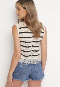 Born2be - Beżowa Bawełniana Bluzka Top Zapinana na Guziki z Ażurowego Materiału Ozdobiona Frędzlami Opicune. Kolor: beżowy. Materiał: bawełna, materiał. Wzór: aplikacja, ażurowy #4