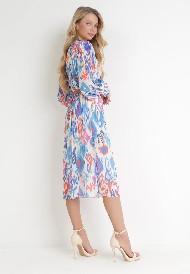 Born2be - Niebieska Plisowana Sukienka Midi z Paskiem Hyacida. Kolor: niebieski. Styl: elegancki. Długość: midi