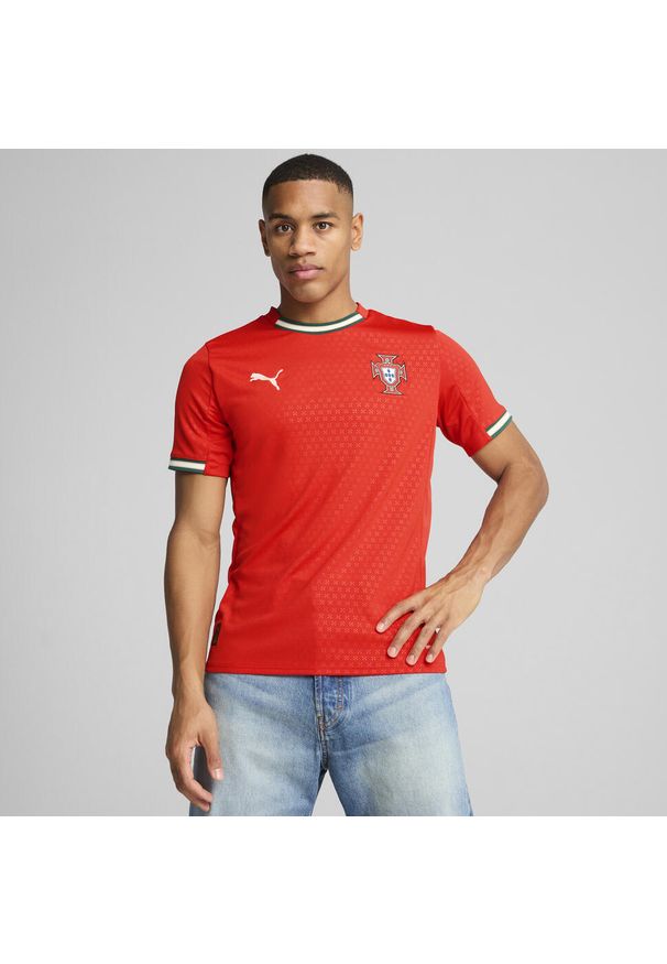 Puma - Męska koszulka domowa Portugalia 2025 PUMA Sport Red Sugared Almond Beige. Kolor: czerwony, wielokolorowy, beżowy. Sport: piłka nożna