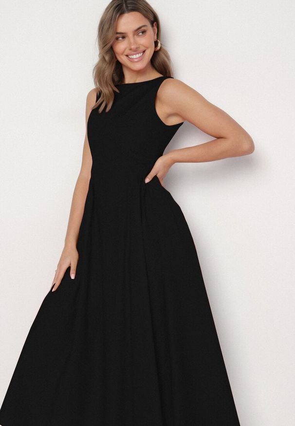 Born2be - Czarna Sukienka Bawełniana o Rozkloszowanym Fasonie z Dekoltem Łódką i Kieszeniami Elenira. Typ kołnierza: dekolt w łódkę. Kolor: czarny. Materiał: bawełna. Typ sukienki: rozkloszowane. Styl: elegancki