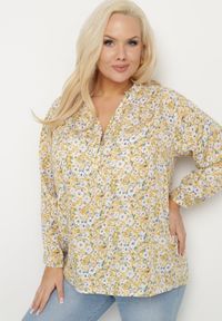 Born2be - Żółta Bluzka Wiskozowa w Kwiaty o Koszulowym Fasonie Vilozi. Okazja: na co dzień. Typ kołnierza: dekolt w kształcie V. Kolekcja: plus size. Kolor: żółty. Długość: długie. Wzór: kwiaty. Materiał: wiskoza. Długość rękawa: długi rękaw. Styl: casual, elegancki #7