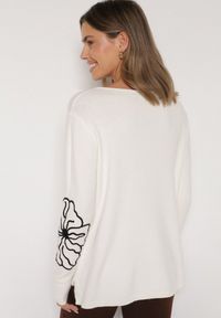 Born2be - Biały Sweter Ozdobiony Haftowanymi Kwiatami Halatusea. Okazja: na co dzień. Kolor: biały. Materiał: jeans. Wzór: kwiaty, aplikacja, haft. Styl: klasyczny, casual #3