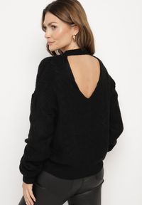 Born2be - Czarny Sweter Krótki z Wycięciem na Plecach Torine. Okazja: na co dzień. Kolor: czarny. Materiał: jeans. Długość: krótkie. Styl: klasyczny, elegancki, casual #6