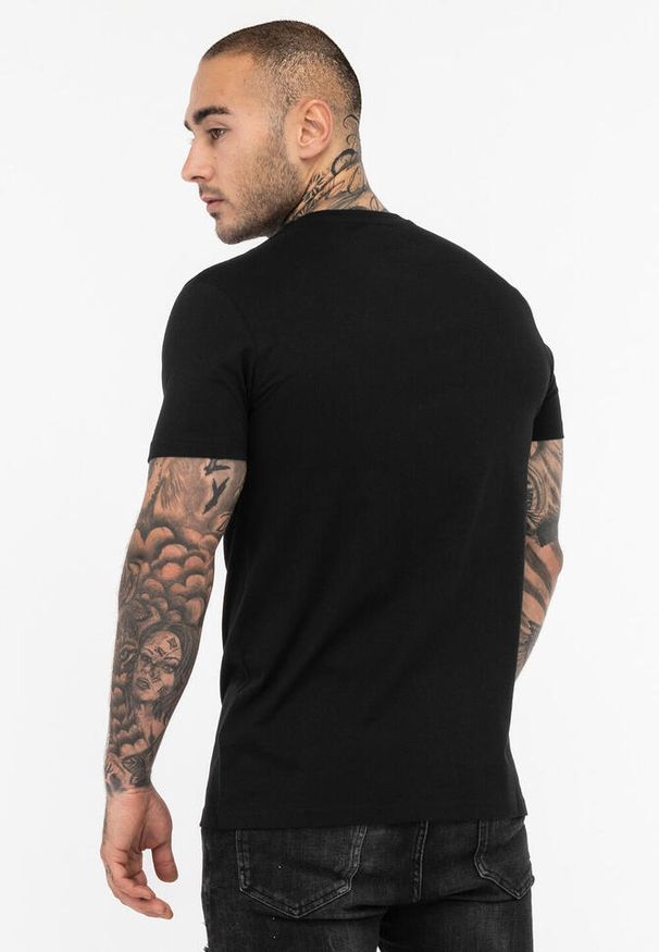 TAPOUT - T-shirt o klasycznym kroju Tapout Logo. Kolor: wielokolorowy, czarny, czerwony. Materiał: bawełna