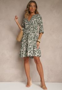 Renee - Ciemnozielona Sukienka z Wiskozy o Rozkloszowanym Kroju w Abstrakcyjny Wzór Lirese. Okazja: na co dzień. Kolor: zielony. Materiał: wiskoza. Styl: elegancki, casual #3