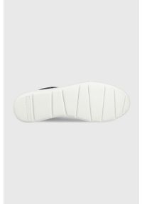 Armani Exchange sneakersy kolor granatowy. Nosek buta: okrągły. Zapięcie: sznurówki. Kolor: niebieski. Materiał: materiał, guma