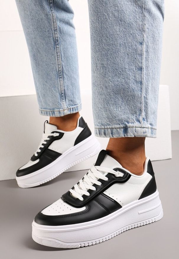 Renee - Biało-Czarne Sznurowane Sneakersy na Grubej Podeszwie Salsabil. Kolor: biały. Materiał: materiał. Wzór: aplikacja. Obcas: na platformie