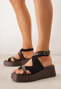 Born2be - Czarne Sandały na Koturnie i Platformie Ozdobione Nitami i Wycięciami Merennea. Okazja: na co dzień. Zapięcie: sprzączka. Kolor: czarny. Wzór: aplikacja. Obcas: na koturnie. Styl: casual, klasyczny, elegancki #1