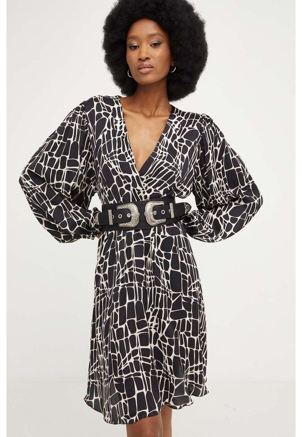 Answear Lab sukienka kolor czarny maxi rozkloszowana. Kolor: czarny. Materiał: satyna, materiał. Długość rękawa: długi rękaw. Wzór: ze splotem. Typ sukienki: rozkloszowane. Styl: wakacyjny. Długość: maxi