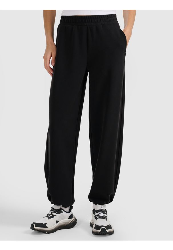 4f - 4F Spodnie dresowe z szerokimi nogawkami z modalem damskie - czarne M. Stan: podwyższony. Kolor: czarny. Materiał: dresówka. Wzór: gładki