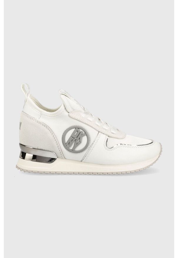 DKNY - Dkny sneakersy SABATINI kolor biały K4261395. Nosek buta: okrągły. Zapięcie: sznurówki. Kolor: biały. Materiał: guma. Obcas: na koturnie