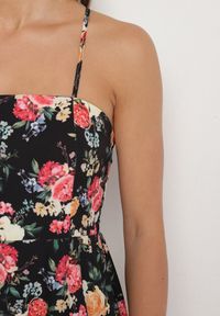 Born2be - Czarna Sukienka z Wiskozą o Rozkloszowanym Kroju w Kwiaty Nalorene. Okazja: na co dzień. Typ kołnierza: dekolt kwadratowy. Kolor: czarny. Materiał: wiskoza. Długość rękawa: na ramiączkach. Wzór: kwiaty. Typ sukienki: rozkloszowane. Styl: casual, elegancki #5