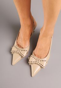 Renee - Ciemnobeżowe Sandały Vices na Kaczuszce Slingback z Kokardą i Nitami Fennadia. Okazja: na co dzień, na spacer. Zapięcie: sprzączka. Kolor: beżowy. Materiał: jeans. Obcas: na szpilce. Styl: klasyczny, elegancki, casual. Wysokość obcasa: średni #5