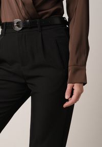 Born2be - Czarne Spodnie Typu Cygaretki z Wysokim Stanem Paskiem i Klamrą Półksiężycem Vikirae. Okazja: na spotkanie biznesowe, do pracy. Stan: podwyższony. Kolor: czarny. Styl: biznesowy, elegancki, klasyczny #3