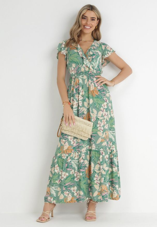 Born2be - Zielona Sukienka w Kwiaty z Wiskozy z Kopertowym Dekoltem Narma. Typ kołnierza: dekolt kopertowy. Kolor: zielony. Materiał: wiskoza. Długość rękawa: krótki rękaw. Wzór: kwiaty. Typ sukienki: kopertowe. Długość: maxi