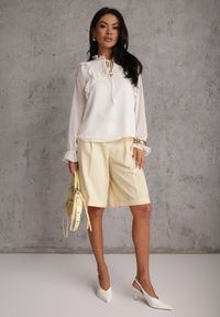 Renee - Biała Bluzka w Stylu Coquette z Falbankami i Wiązaniem przy Szyi Seathrina. Typ kołnierza: kołnierz z falbankami. Kolor: biały. Materiał: poliester, jeans #5