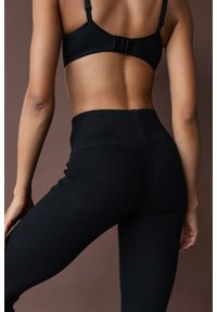 Marsala - Legginsy damskie z prążkowanej dzianiny w kolorze TOTALLY BLACK - HIPS-XL. Okazja: na co dzień. Materiał: prążkowany, dzianina. Styl: sportowy, casual