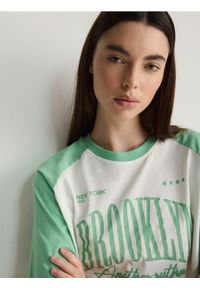 Reserved - T-shirt z nadrukiem - jasnozielony. Kolor: zielony. Materiał: bawełna, dzianina. Długość: krótkie. Wzór: nadruk
