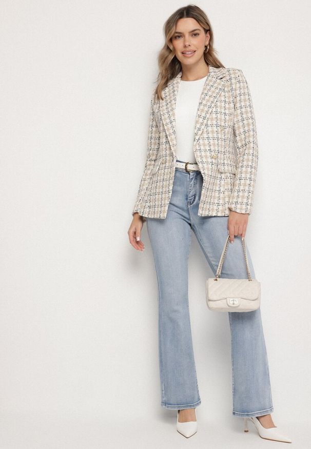 Born2be - Beżowa Klasyczna Marynarka Zapinana na Guziki z Poduszkami na Ramionach Izannami. Okazja: na spotkanie biznesowe, do pracy. Kolor: beżowy. Materiał: jeans, bawełna. Wzór: aplikacja. Styl: klasyczny