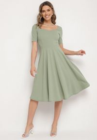 Born2be - Jasnozielona Sukienka z Bufiastymi Rękawami Nerilune. Kolor: zielony. Styl: klasyczny, elegancki #1