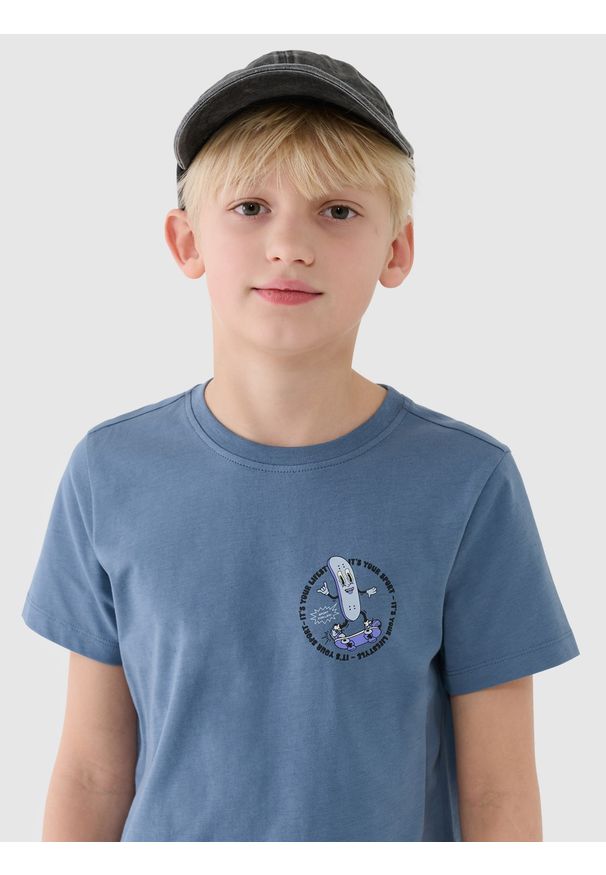 4f - 4F T-shirt regular z nadrukiem chłopięcy - granatowy 140 (9-10 lat). Okazja: na co dzień. Kolor: niebieski. Materiał: jersey, dzianina, bawełna. Długość rękawa: krótki rękaw. Długość: krótkie. Wzór: nadruk. Sezon: lato. Styl: casual, sportowy, klasyczny