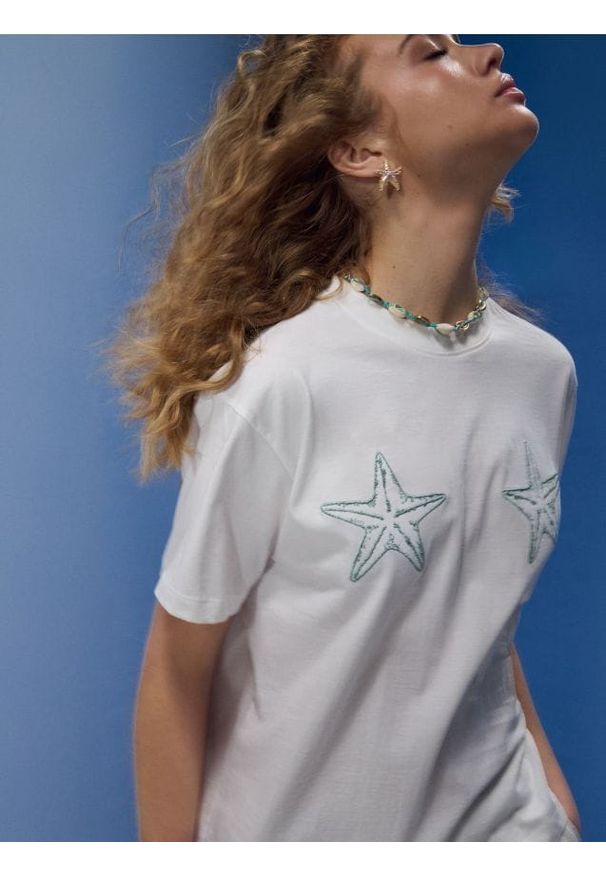 Sinsay - Bawełniana koszulka z haftem w kształcie gwiazd - kremowy. Kolor: kremowy. Materiał: bawełna. Wzór: haft