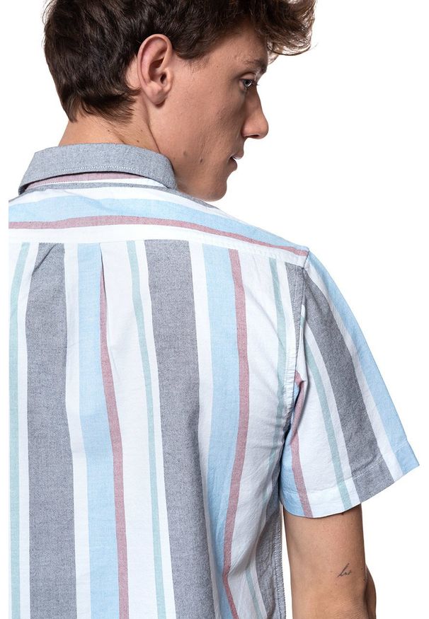 Lee - KOSZULA MĘSKA KRÓTKI RĘKAW LEE BUTTON DOWN SS DIPPED BLUE L886NULA 112123685. Typ kołnierza: button down. Materiał: materiał. Długość rękawa: krótki rękaw. Długość: krótkie. Wzór: kolorowy, paski