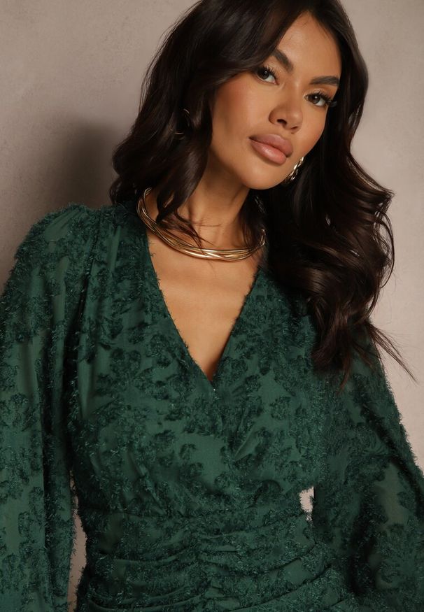 Renee - Ciemnozielona Sukienka z Koronki o Taliowanym Fasonie z Kopertową Górą Nelabine. Kolor: zielony. Materiał: koronka. Wzór: koronka. Sezon: wiosna, lato. Typ sukienki: kopertowe. Styl: elegancki, klasyczny