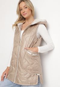 Born2be - Ciemnobeżowa Kamizelka Pikowana z Kapturem i Wsuwanymi Kieszeniami Ravloti. Okazja: na co dzień, do pracy, na spotkanie biznesowe. Typ kołnierza: kaptur. Kolor: beżowy. Styl: biznesowy, casual #1