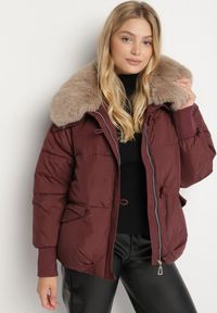 Born2be - Bordowa Puchowa Kurtka Pikowana z Futrzanym Kołnierzem Lanivela. Okazja: na co dzień, do pracy, na spotkanie biznesowe. Kolekcja: plus size. Kolor: czerwony. Materiał: puch, futro. Styl: biznesowy, casual #3