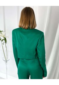 SANDRA STACHURA - Zielony żakiet o krótkim kroju Harper. Kolor: zielony. Materiał: wiskoza, satyna. Długość rękawa: długi rękaw. Długość: krótkie #2