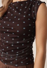 Born2be - Brązowa Bluzka bez Rękawów w Kropki z Siateczki Thespis. Okazja: do pracy, na co dzień. Kolor: brązowy. Materiał: materiał, jeans. Długość rękawa: bez rękawów. Długość: długie. Wzór: kropki. Styl: casual #3
