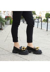 Półbuty damskie Carinii, naturalna skóra lakierowana na wysokiej podeszwie ze złotym elementem łańcucha nad palcami, czarne, B5976_-037-000-000-E33. Okazja: na co dzień, do pracy. Zapięcie: bez zapięcia. Kolor: czarny. Szerokość cholewki: normalna. Materiał: lakier, skóra, materiał. Sezon: wiosna. Obcas: na obcasie. Styl: casual, elegancki. Wysokość obcasa: niski #8