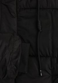 Renee - Czarna Kurtka Pikowana Puffer z Kapturem Mivvia. Typ kołnierza: kaptur. Kolor: czarny. Sezon: zima #5