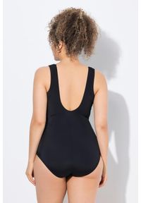 ULLA POPKEN - Damski Strój kąpielowy ozdobny dekolt miękkie miseczki z recyklingu. Kolekcja: plus size. Kolor: czarny. Materiał: poliester, elastan, poliamid, materiał