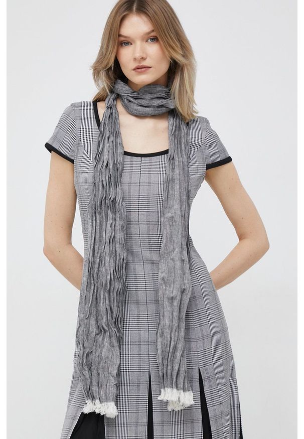 DKNY - Dkny szal z domieszką lnu kolor szary melanżowy. Kolor: szary. Materiał: len. Wzór: melanż