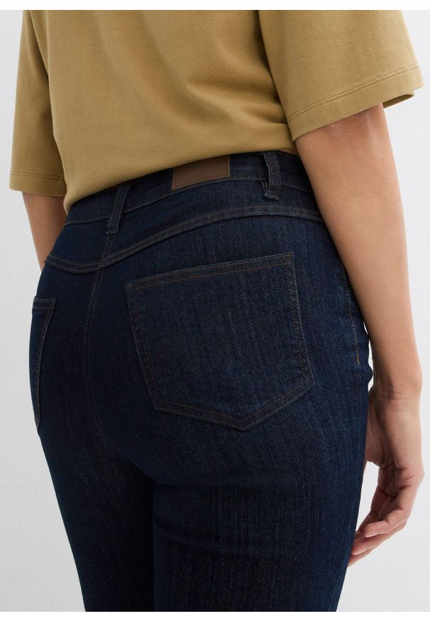 bonprix - Dżinsy ze stretchem o kroju bootcut, mid waist. Kolor: niebieski. Styl: klasyczny