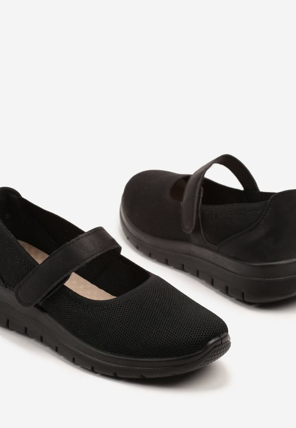 Born2be - Czarne Półbuty na Tłoczonej Podeszwie z Paskiem Caleldi. Okazja: na co dzień. Zapięcie: pasek. Kolor: czarny. Materiał: jeans. Styl: klasyczny, elegancki, casual