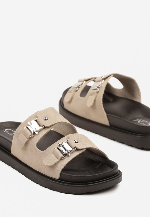 Born2be - Beżowe Klapki z Metalicznymi Klamrami Fallevia. Okazja: na co dzień. Kolor: beżowy. Sezon: lato. Obcas: na płaskiej podeszwie. Styl: elegancki, casual