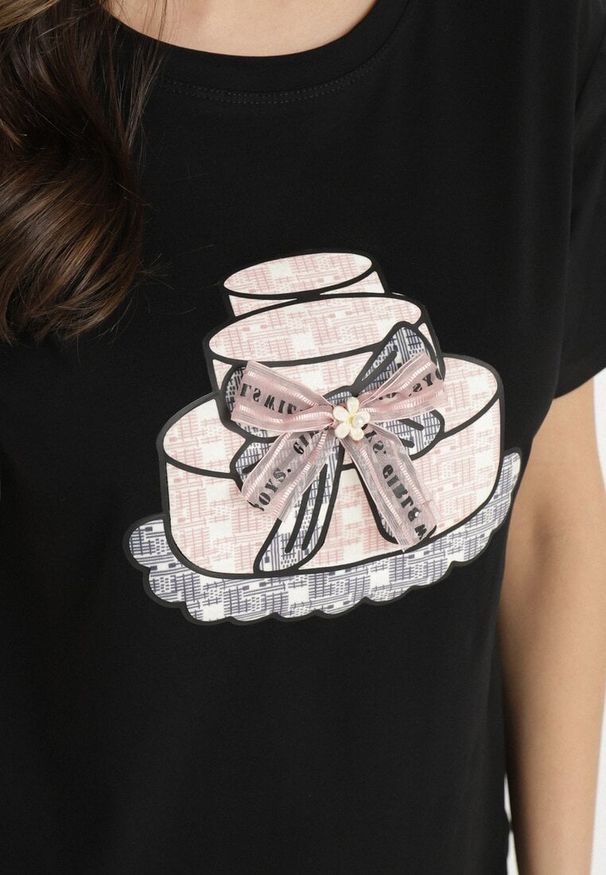 Born2be - Czarny T-shirt z Bawełny Ozdobiony Nadrukiem i Kokardą 3D Sanathien. Typ kołnierza: kokarda. Kolor: czarny. Materiał: bawełna. Wzór: nadruk, aplikacja. Styl: klasyczny