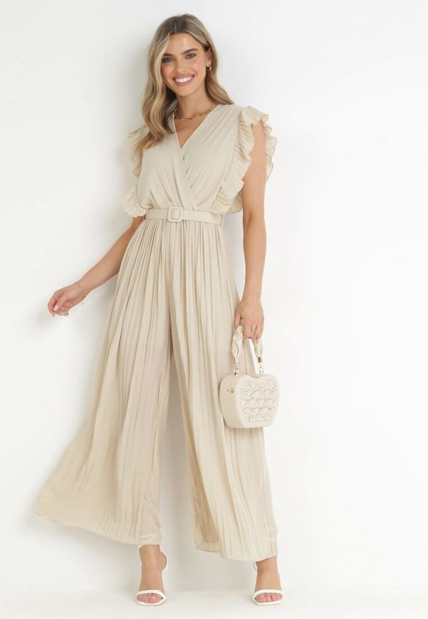 Born2be - Beżowy Plisowany Kombinezon z Szerokimi Nogawkami i Wiązanym Paskiem Audra. Okazja: na co dzień. Kolor: beżowy. Sezon: wiosna, lato. Styl: casual, elegancki