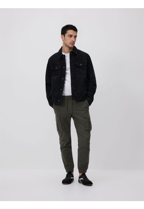Reserved - Spodnie jogger cargo - ciemnozielony. Kolor: zielony. Materiał: tkanina, bawełna