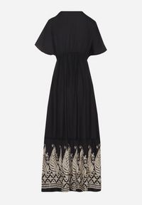 Born2be - Czarna Kopertowa Sukienka z Wiskozy Zdobiona Frędzlami i Metalicznym Haftem Redeirae. Okazja: na spacer, na co dzień. Typ kołnierza: dekolt w serek. Kolor: czarny. Materiał: wiskoza. Wzór: haft, aplikacja. Typ sukienki: kopertowe. Styl: casual, klasyczny #5