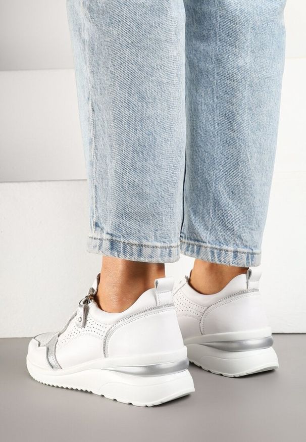 Born2be - Białe Skórzane Sneakersy na Koturnie z Ozdobnym Suwakiem i Perforacją Tellava. Okazja: na co dzień. Kolor: biały. Materiał: skóra. Obcas: na koturnie