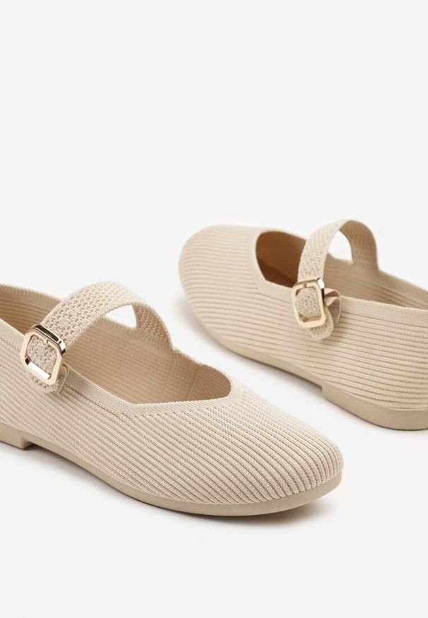 Born2be - Jasnobeżowe Balerinki z Ozdobnym Paskiem Tellenna. Okazja: na co dzień, na spotkanie biznesowe, do pracy. Zapięcie: pasek. Kolor: beżowy. Styl: elegancki, biznesowy, casual