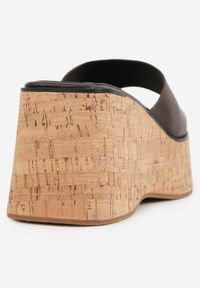 Renee - Ciemnobrązowe Klapki z Kwadratowym Noskiem VICES na Koturnie z Fakturą Korka Kahliliana. Kolor: brązowy. Wzór: haft. Sezon: lato. Obcas: na koturnie. Styl: boho, wakacyjny, elegancki #8