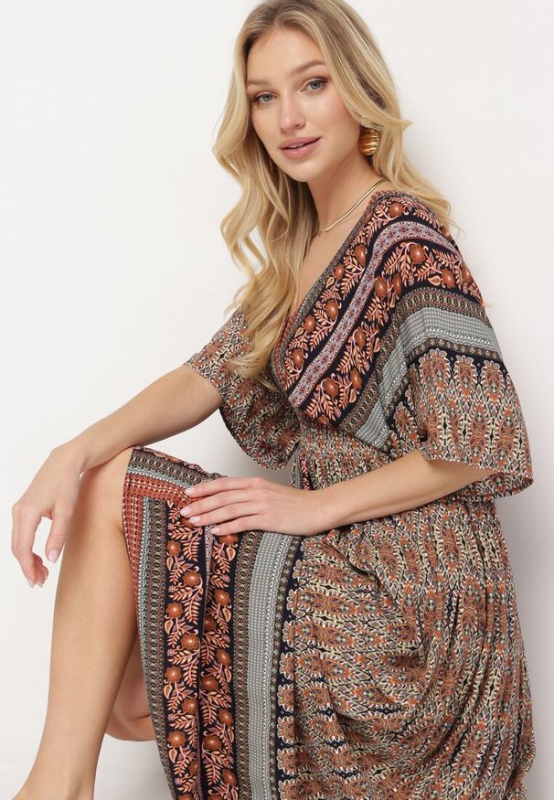 Born2be - Brązowa Boho Sukienka z Szerokimi Rękawami z Gumką w Pasie i Wiązaniem na Plecach Piomina. Typ kołnierza: dekolt w kształcie V, choker. Kolor: brązowy. Wzór: aplikacja. Styl: boho