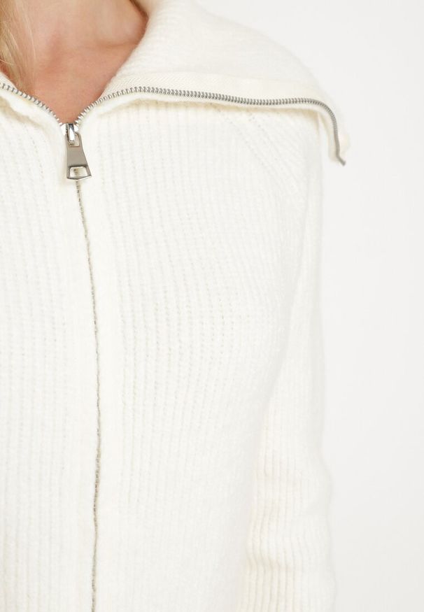 Born2be - Biały Kardigan Dzianiny z Wełną z Golfem Zapinany na Suwak Zinellia. Okazja: na co dzień. Typ kołnierza: golf. Kolor: biały. Materiał: dzianina, wełna. Długość rękawa: długi rękaw. Długość: długie. Styl: casual, klasyczny