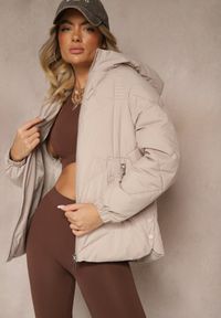 Renee - Jasnobeżowa Kurtka z Kapturem Ozdobiona Pikowaniem Lilora. Okazja: na co dzień, na spacer. Typ kołnierza: kaptur. Kolor: beżowy. Materiał: jeans. Wzór: aplikacja. Styl: casual, elegancki